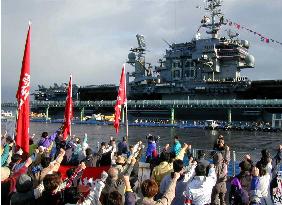 U.S. flattop Kitty Hawk arrives in Hokkaido port